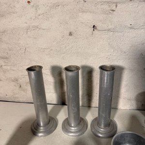 Lote de Candelabros y Vasos de Aluminio - imagen 4