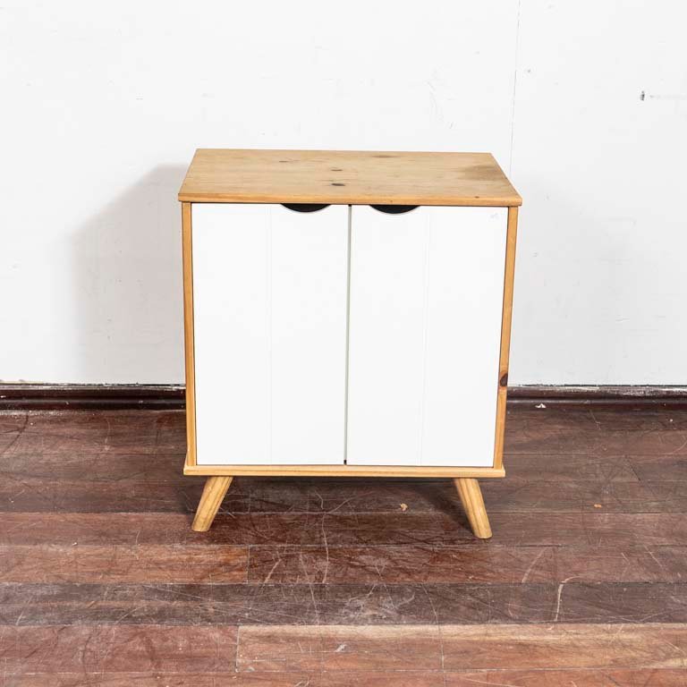 Lote anterior: Mesa de luz en madera con puertas blancas