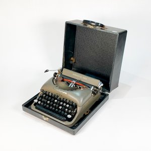 Lote siguiente: Máquina de Escribir Portátil Remington Rand con Estuche Negro - Años 50