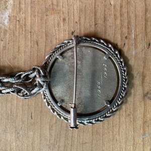 Cadena de Peltre con Medalla Tallada y Grabada - imagen 3
