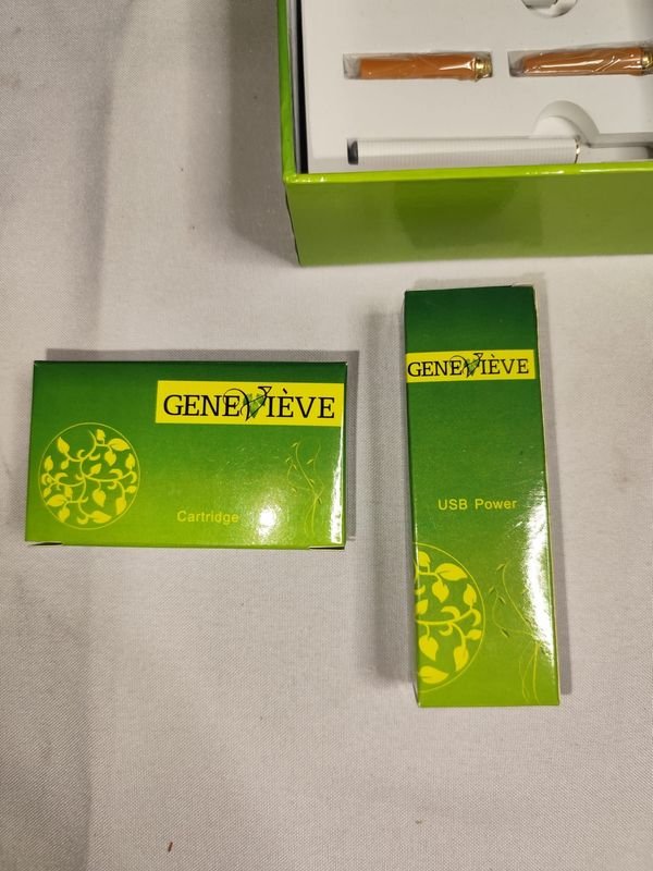 Cigarrillos electrónicos GENEVIEVE en su caja con accesorios - imagen 2