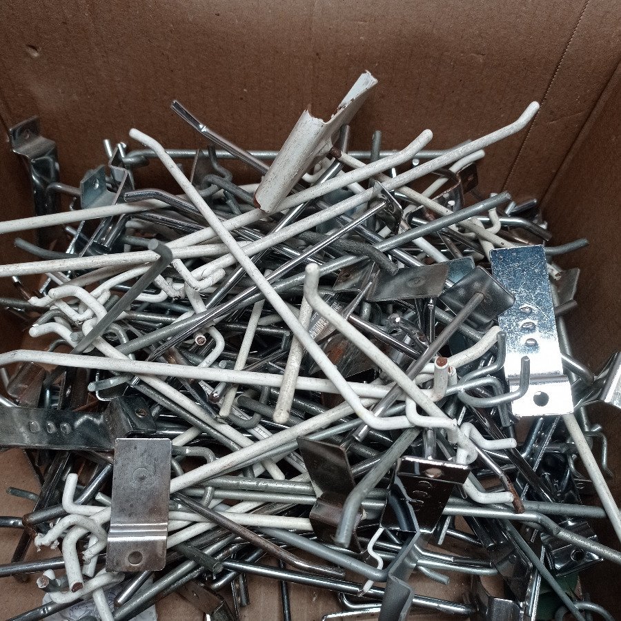 Más de 120 perchas en metal para exhibir en diferentes formas y tamaños.