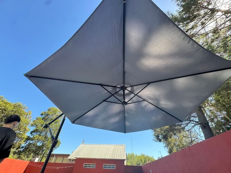 Gran Sombrilla Moderna para Piscina - imagen 2