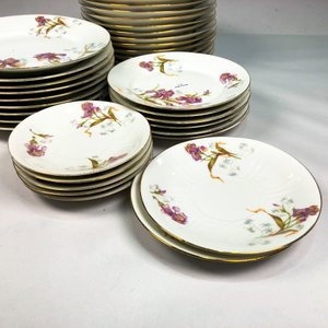 Set de 33 Platos de Porcelana Limoges Blancos con Flores y Borde Dorado - imagen 3