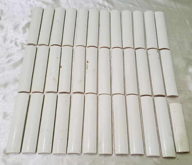 Lote siguiente: Azulejos de cerámica blanca, media caña, 35 unidades