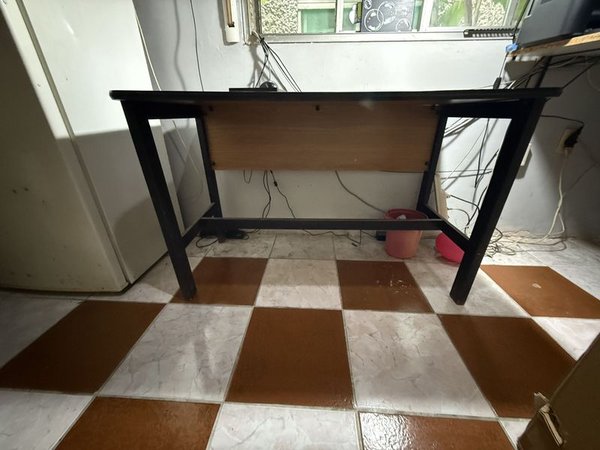 Escritorio Rectangular Tapa Madera Clara y Patas Negras - imagen 1