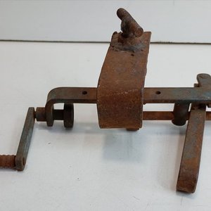Antiguo Cargador de Cartuchos Metálico con Manivela y Óxido - imagen 3