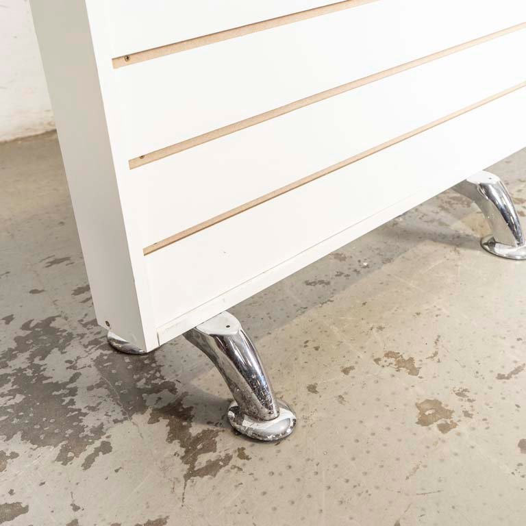 Exhibidor de MDF melamínico con patas cromadas - imagen 2