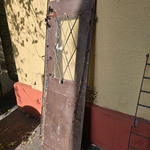 Lote siguiente: Puerta de Chapa con Ventana Central y Dos Cerrojos