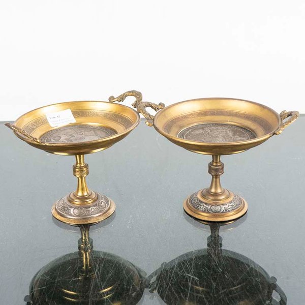 Par de Centros de Bronce con Aguafuerte y Asas Decorativas - imagen 1