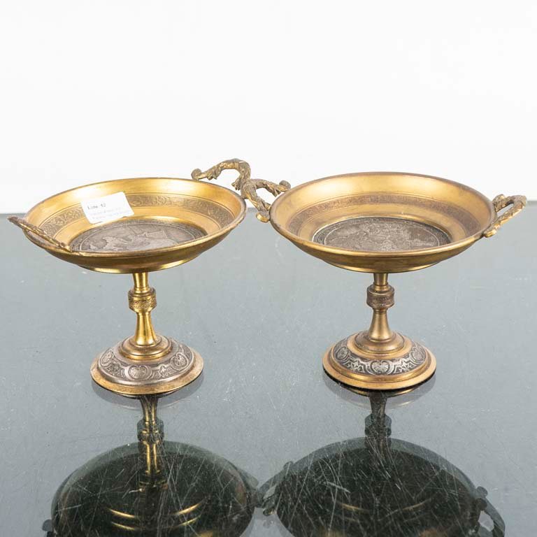 Par de Centros de Bronce con Aguafuerte y Asas Decorativas