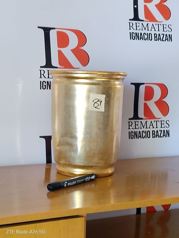 Lote siguiente: Jarrón de lata de metal con etiqueta y bolígrafo