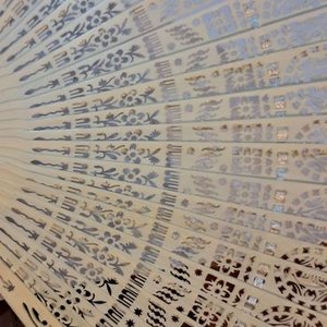 Abanico antiguo de marfil tallado con intrincados diseños - imagen 3