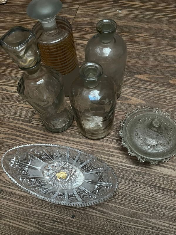 Vajilla de cristal con decanters y platos - imagen 5