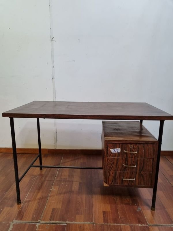 Escritorio Con Cajonera en Madera con L712 y Tiene Levantado el Enchapado