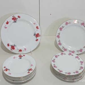 Conjunto de 13 Platos de Cerámica Decorada con Flores - Industria China - imagen 2