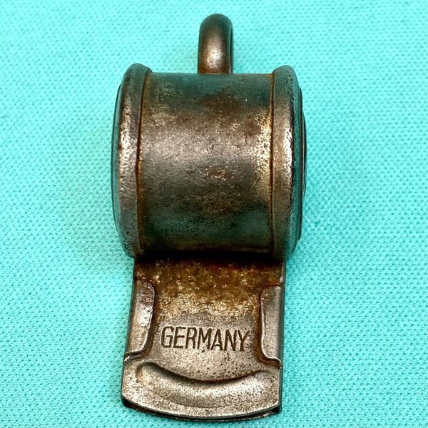 Antiguo silbato en chapa sellado Made In Germany - imagen 3