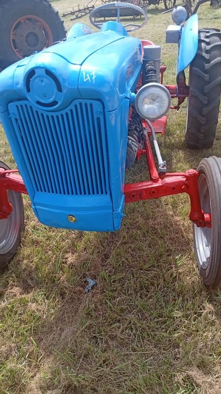 Tractor Ford Vintage con Accesorios - imagen 4