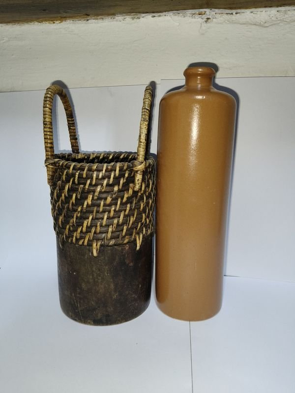 Porrón de cerámica con porta porrón de mimbre y madera - imagen 1