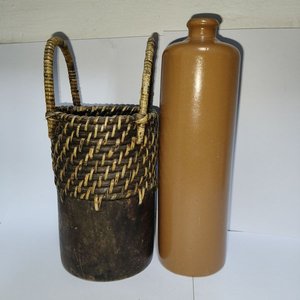 Porrón de cerámica con porta porrón de mimbre y madera - imagen 1