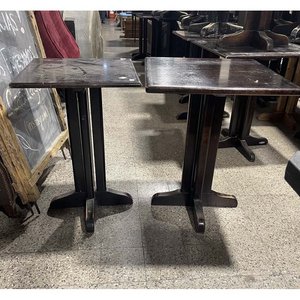 Lote siguiente: Par de Mesas de Bar Cuadradas de Madera Delfino Álvarez
