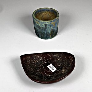 Lote anterior: Dos piezas de cerámica firmadas: centro Ounanian y pote