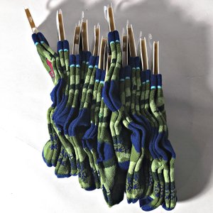Lote de 35 Piezas: Gorros Infantiles y Pares de Medias - imagen 4