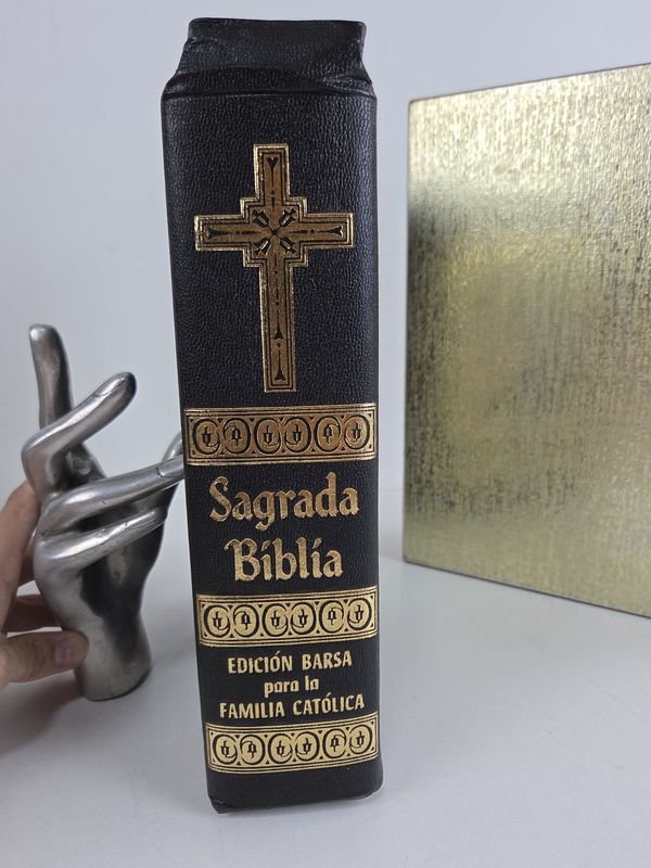 La Sagrada Biblia con ilustraciones religiosas y detalles ornamentales - imagen 7