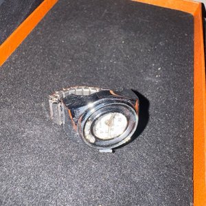 Lote siguiente: Reloj Anillo Plateado Diseño Moderno