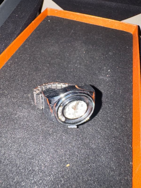 Reloj Anillo Plateado Diseño Moderno