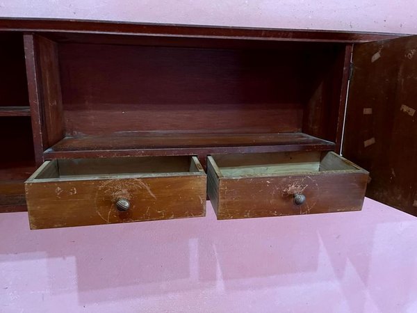 Mueble Aéreo en Madera Lustrada con Estantes Abiertos y Detalles de Uso - imagen 3