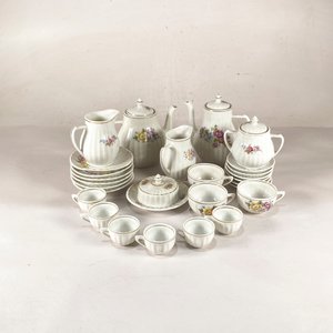 Conjunto de Loza Blanca con Flores Rosadas y Amarillas: Teteras, Jarras, Tazas y Platos - imagen 1