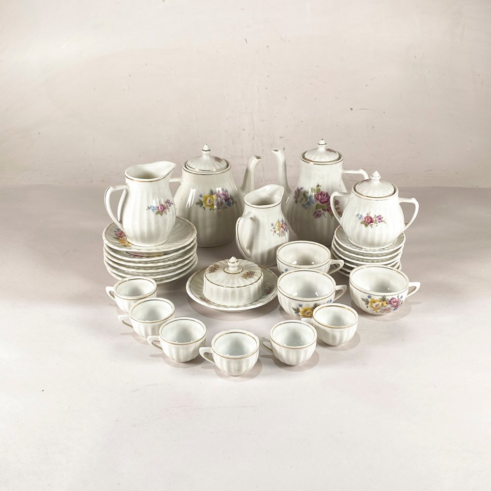 Conjunto de Loza Blanca con Flores Rosadas y Amarillas: Teteras, Jarras, Tazas y Platos
