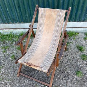 Lote siguiente: Reposera de madera para niño