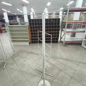 Exhibidor de Pie Metálico Blanco con Barras para Colgar - imagen 3