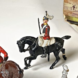 Set de Guerra con 17 Soldaditos de Plomo y Castillo Desplegable - imagen 5