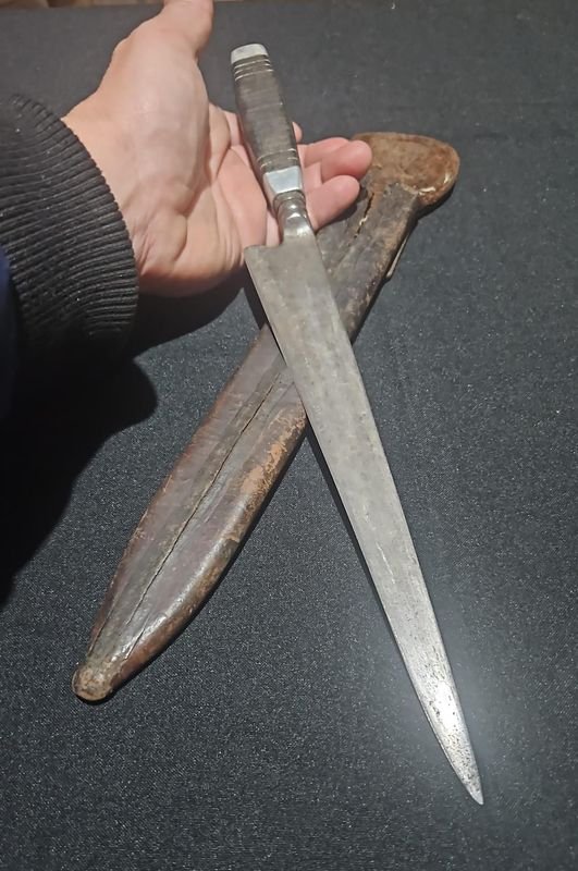 Cuchillo "París" de Hoja Larga con Vaina de Cuero