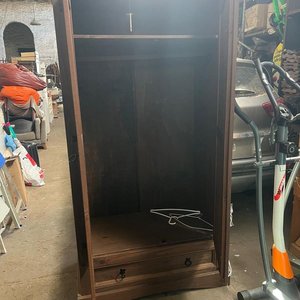 Ropero de Madera Oscura con Dos Puertas y Cajón - imagen 3
