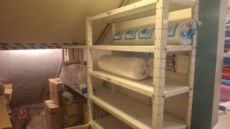 Estantería metálica blanca con múltiples estantes