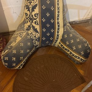 Lote siguiente: Almohadón Decorativo y Alfombra Marrón