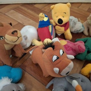 Lote de Peluches y Muñecos Coleccionables de Disney y Personajes Variados - imagen 3