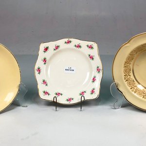 Tres Platos de Porcelana Inglesa con Diseños Distintos - imagen 3