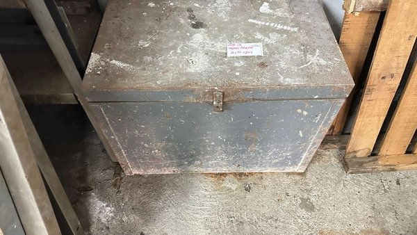 Caja metálica de almacenamiento en mal estado - imagen 7