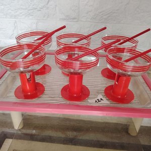 Set de 6 Copas de Vidrio con Cucharitas y Bandeja Acrílica Roja - imagen 2