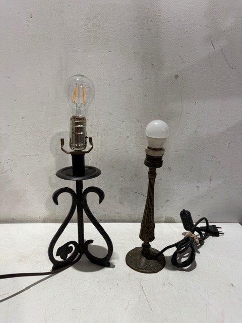 Lote de 2 Lámparas de Mesa: Bronce y Hierro