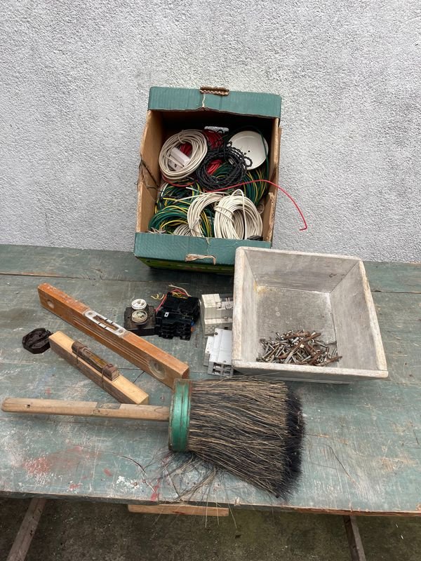 Lote de Cables, Niveles de Madera, Cernidor, Tornillos y Pincel de Pelo de Caballo