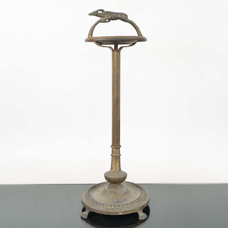 Cenicero de pie de metal con figura - Medidas: 25x66cm