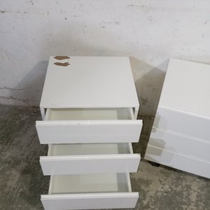 Juego de 2 Mesitas de Noche Blancas con 3 Cajones y Ruedas - imagen 5