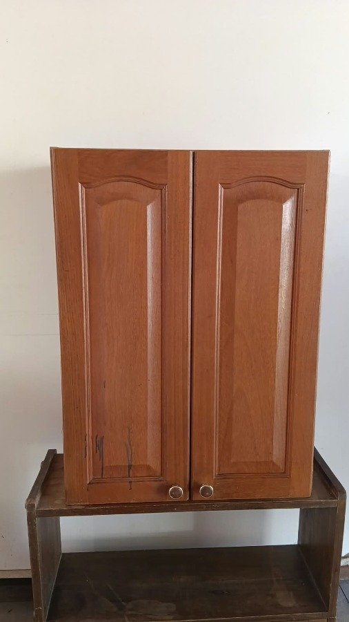 Mueble de Madera con Dos Puertas y Tres Estantes