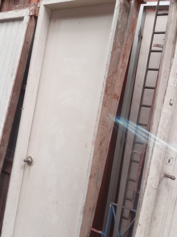 Dos Puertas Interiores Blancas de Madera con Detalles